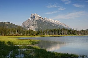 Vue du mont Rundle depuis les lacs Vermilion