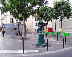 Fontaine Wallace sur la placette entre les rues d'Avron et du Volga.