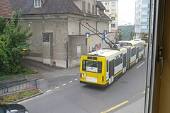 Wagen 113 im Zentrum von Neuhausen. Dieser Kurs endet hier und wird auf der Kreuzung im Hintergrund in Richtung Schaffhausen umkehren