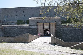 Puente levadizo de entrada.