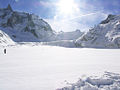 Skieurs au pied de la cascade de glace des séracs du Géant depuis le glacier du Tacul.