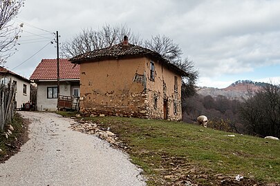 Стара куќа во селото