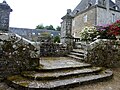 Château de Trégarantecː l'escalier d'honneur, fermé par deux piliers entourés d'une balustrade en granite ouvragé, vu côté jardin.