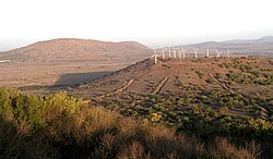 הר בני רסן וברקע הר אביטל