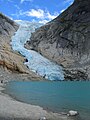 Le Briksdalsbreen, une autre langue du Jostedalsbreen. Le glacier recouvrait encore entièrement le lac en 1997[28].