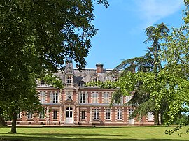 The chateau in Loueuse