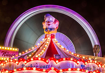 Fête foraine, en octobre 2015 à Brême. (définition réelle 4 915 × 3 456)