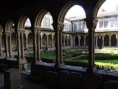 El monasterio de Santo Tirso tiene un claustro de doble columna.