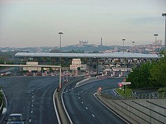 Gare de péage à Lyon, avec voies réservées au télépéage, France.