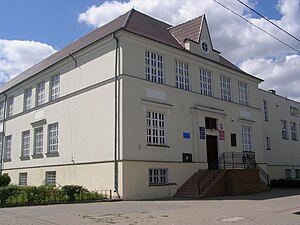 Escola secundária pública n.º 1 Cruz Vermelha polonesa na rua Szkolnej