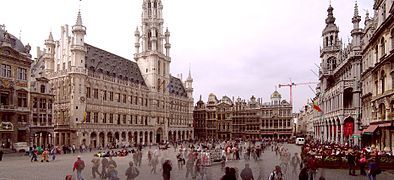 Grand Place (Bruselas), con el Ayuntamiento de Bruselas (1402-1420, ampliado en 1444 y 1455)