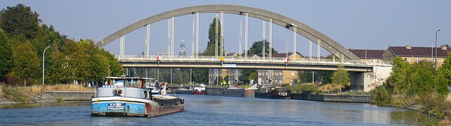 Le pont en arc en béton sur la Lys.