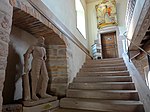 Hôtel de ville (1774), entrée des bureaux, statue de Lazare de Schwendi.