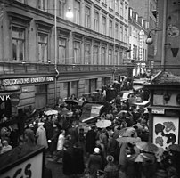 Trafikproblemen: Klarabergsgatan österut, vid Drottninggatan 1952.