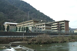 北側の沼田川対岸から校舎を望む