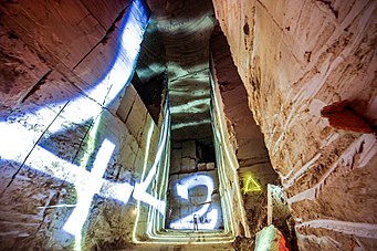 Pintura de Luz dentro de uma pedreira de calcário na França.