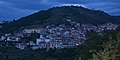 Panorámica vista por la Civita Falconara, con la acrópolis en alto a la izquierda y los muros megalíticos de la ciudad de Arpino.