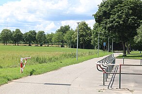 Zugang mit Schranke, Hinweisschilder auf das Natur- und Wasserschutzgebiet