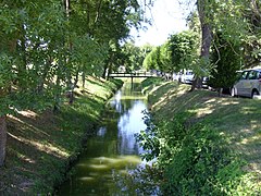 Canal à l'entrée du parc.