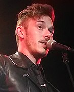 Sam Palladio interprète Gunnar Scott.