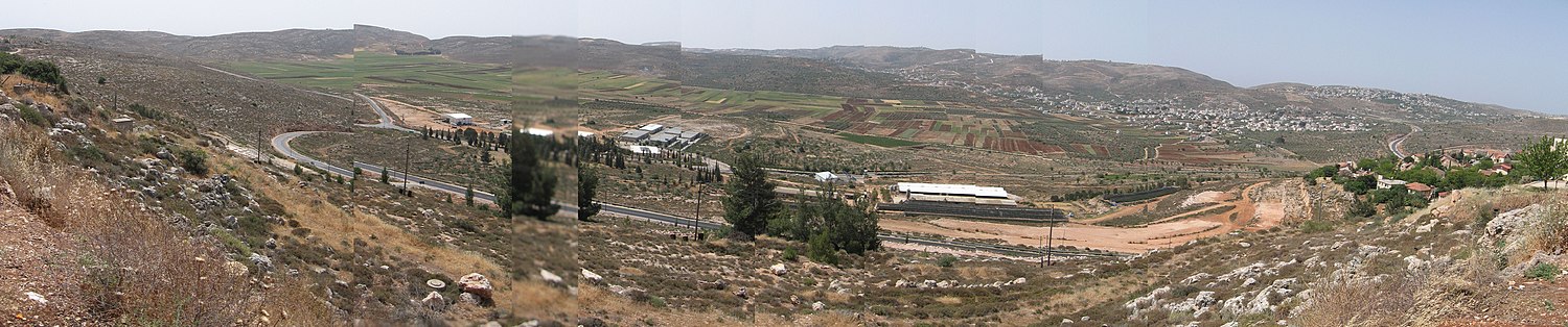 תצפית על עמק שילה, כולל אזור התעשייה ומטעי הזיתים והגפנים, 2008