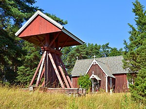 Klockstapeln utanför kyrkan.