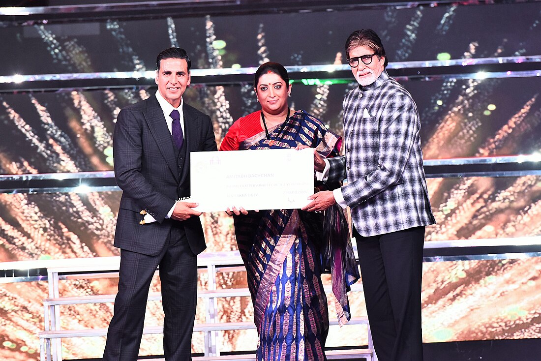 Smriti Irani presenting the Indian Film Personality of the Year Award to Bollywood legend Amitabh Bachchan, at the closing ceremony of the 48th International Film Festival of India (IFFI-2017), in Panaji, Goa (1).jpg