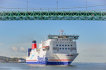 Le Stena Jutlandica, de la compagnie Stena Line, près du pont d'Älvsborg, dans le port de Göteborg. (définition réelle 6 016 × 4 016)