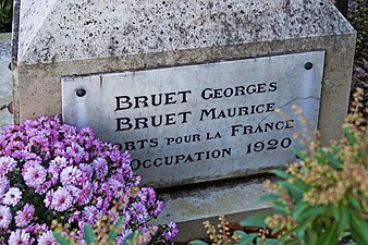 Plaque de côté du monument.