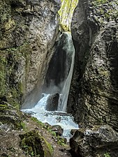 Водопадот при поголем протек на вода