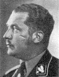 Walter Schultze som Brigadeführer.