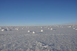 une image moins sombre où l'on voit mieux les boules de neige