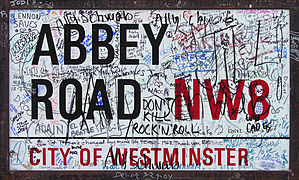 Un panneau d'Abbey Road couvert de graffitis.