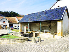 Fontaine-lavoir au centre du village.