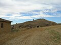 Bodegas creusées dans une colline à Moratinos.