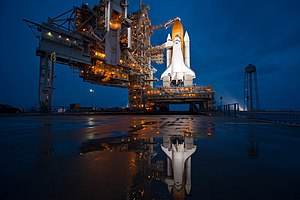 מעבורת החלל אטלנטיס על כן השיגור במרכז החלל קנדי הנמצא ליד כף קנוורל באי מריט, פלורידה, ארצות הברית.