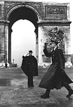 Un policier parisien salue un officier allemand (1941).