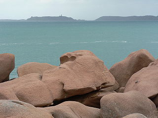 Granite rose et vue sur les Sept-Îles.