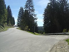 Croisement entre la D128b et la D71a, à près d’un kilomètre du sommet.