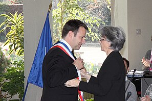 Installation du maire de Liffré Loïg Chesnais-Girard à la suite de la première réunion du conseil municipal élu lors des élections de 2014. La doyenne du conseil lui remet son écharpe de maire, symbole de sa fonction.