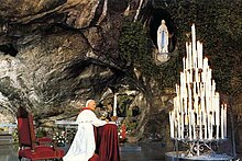 Le pape Jean-Paul II à la grotte en 1983.