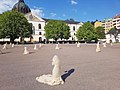 Exposition La guerre n’a pas de visage féminin, de L. Christeseva, devant le musée (2016).