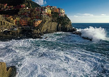 Le village de Manarola sur la côte des Cinque Terre (Italie). (définition réelle 2 803 × 2 000*)