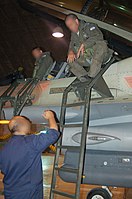 Pilot und Navigator steigen 2007 auf Ramon nach erfolgreicher Operation Orchard aus ihrer F-16I aus