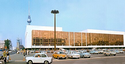 Vue sur le Palais de la République en 1977.