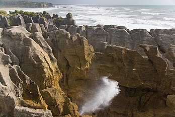 Pankake Rocks, une formation géologique à Punakaiki, dans la région de West Coast en Nouvelle-Zélande. L’écume jaillit d’une formation de type souffleur. (définition réelle 2 250 × 1 500)