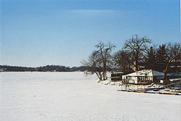 Vy över Prior Lake under vintern