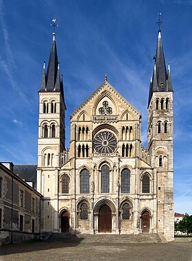 Le parvis de la basilique Saint-Remi en 2020.