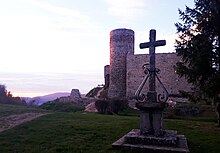 La façade et le donjon du Château d'Urfé