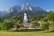 Pfarrkirche St. Johannes der Täufer in Obergrainau mit Waxenstein im Hintergrund